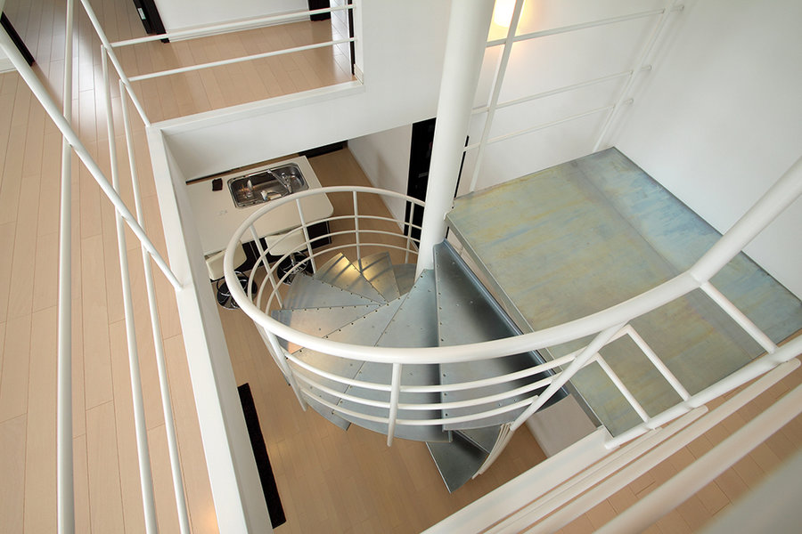 【リビングのらせん階段からの吹き抜けで、広がりある空間に】ヴァーチャルモデルハウス